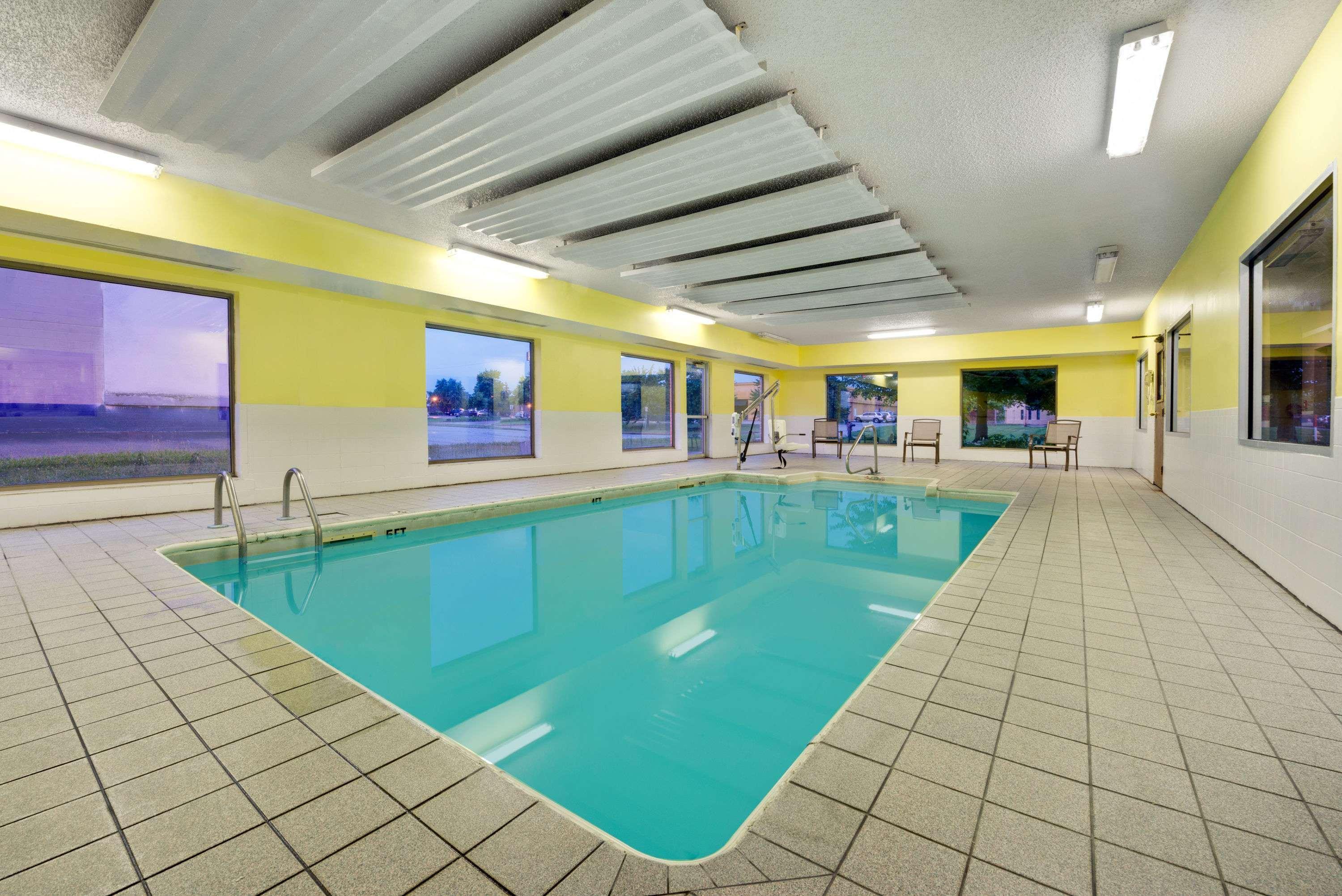Super 8 by Wyndham Kokomo Eksteriør billede